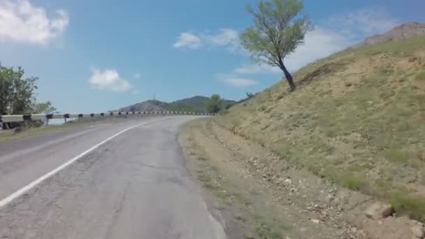 Autoviaje Verano al sur de Crimea. Hermosos caminos de montaña serpentina . — Vídeos de Stock