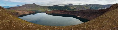 Caldera 'daki Ksudach volkanı. Güney Kamçatka Doğa Parkı.