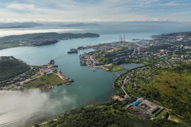 Avacha Bay ve Petropavlovsk-Kamchatsky Kamçatka Yarımadası'nın güneydoğu kıyısında.