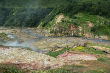 Alüvyonlu düz Geysers Vadisi gölde Geysernoye kurutma.