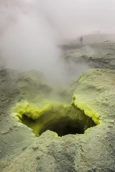 Fumarole activiteit in de krater van de vulkaan Moetnovski. — Stockfoto
