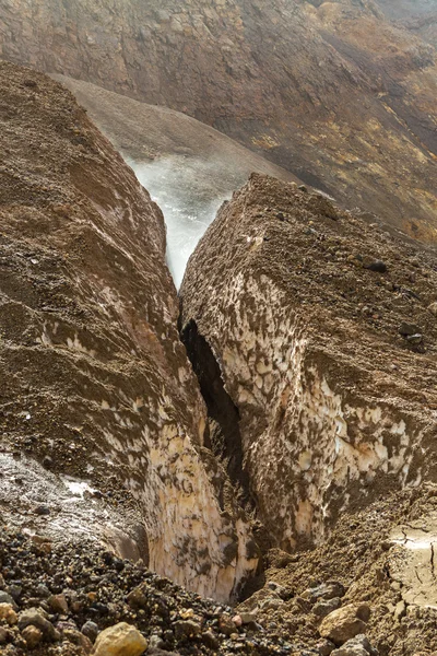 Glaciares en las laderas del volcán activo Mutnovsky. —  Fotos de Stock