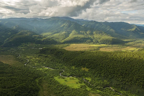 Reserva Natural de Kronotsky na Península de Kamchatka. Vista de helicóptero . — Fotografia de Stock