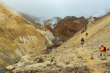 Kamçatka üzerinde aktif yanardağ Mutnovsky tırmanma.