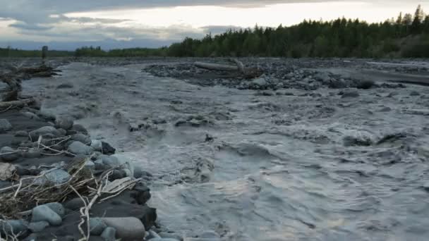 Río Studenaya al atardecer . — Vídeo de stock