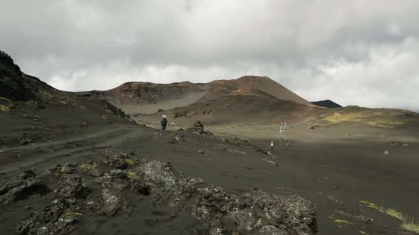 Caminho para o fluxo de lava congelada resultante da erupção Flat Tolbachik em 2012 — Vídeo de Stock