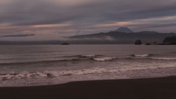 Tramonto sull'Oceano Pacifico nella baia Zavoiko . — Video Stock