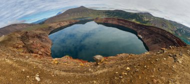 Caldera 'daki Ksudach volkanı. Güney Kamçatka Doğa Parkı.