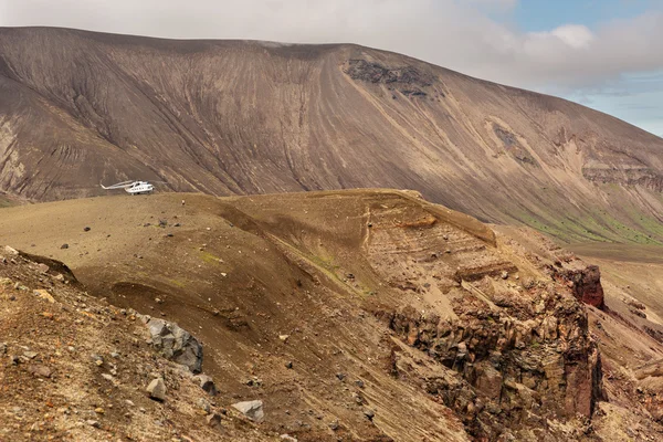 Helicóptero turístico en el volcán Caldera Ksudach. Parque Natural de Kamchatka del Sur . — Foto de Stock