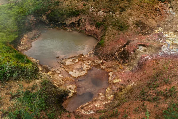 Geyser Kotly pannor i dalen av gejsrar. — Stockfoto