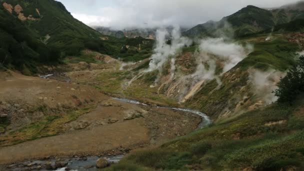 Vale de Geysers em Kamchatka Peninsula imagens de estoque de vídeo — Vídeo de Stock