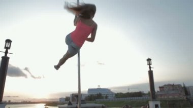 Gün batımı stok görüntüleri video üzerinde sokak Pole dance