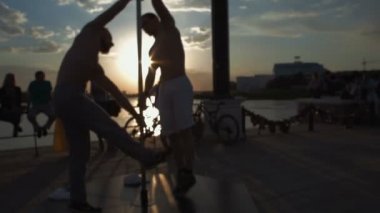 Odak stok görüntüleri video dışarı Sunset'teki sokak Pole dance