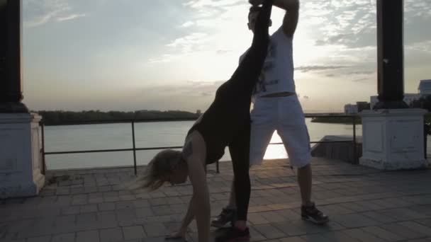 Chica y los hombres bailando tira de plástico al atardecer archivo de vídeo — Vídeo de stock