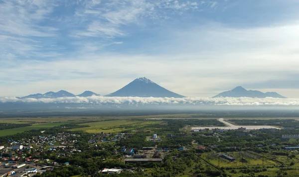 Yelizovo stadskärna och Avachinskaya grupp av vulkaner. — Stockfoto