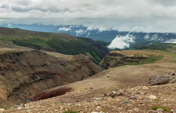 Cañón peligroso cerca del volcán Mutnovsky en Kamchatka . — Foto de Stock