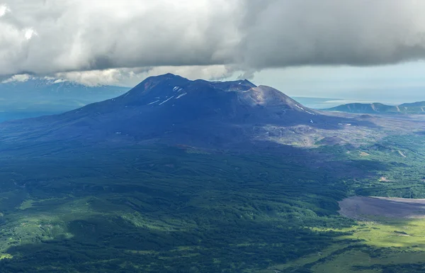 马利 Semyachik 是火山。堪察加半岛上的克罗诺基自然保护区. — 图库照片