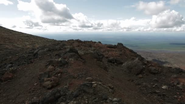 Klatrer til nordre pause Great Tolbachik Fissure Eruption aksjefilm video – stockvideo