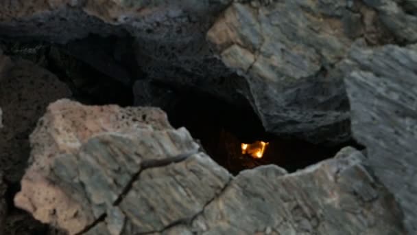 裂纹在冷冻的熔岩流造成的喷发平奇克在 2012年素材视频 — 图库视频影像