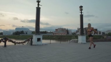 Güzel kız akrobatik dans setin günbatımı stok görüntüleri video