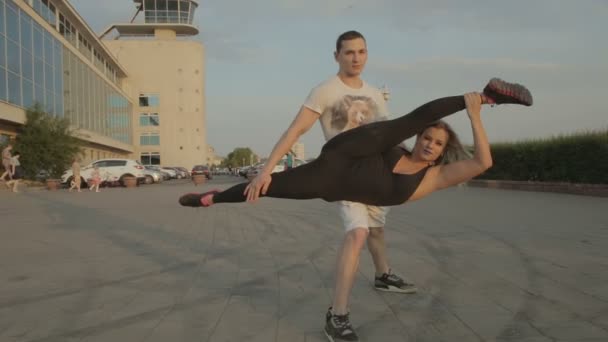 Chica y los hombres bailando tira de plástico en material de archivo de la calle video — Vídeos de Stock