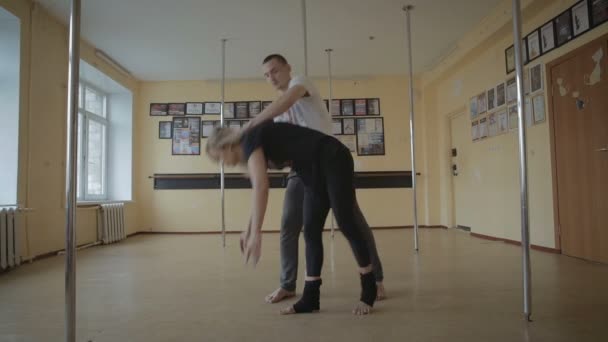 Chica y hombres bailando tira de plástico en el estudio de baile material de archivo de vídeo — Vídeos de Stock