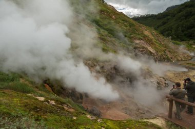 Bolshoy büyük Şofben Geysers vadi içinde.