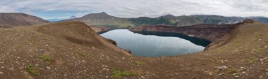 Caldera 'daki Ksudach volkanı. Güney Kamçatka Doğa Parkı.