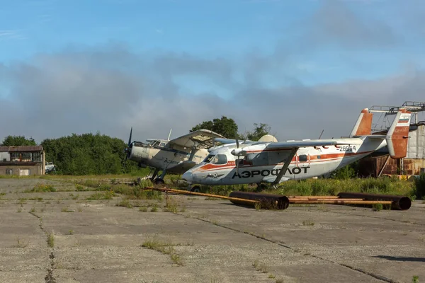 Alte Kleinflugzeuge aeroflot in petropavlovsk-kamchatsky. — Stockfoto