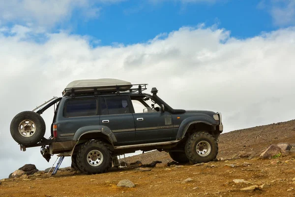 Escalade vers le volcan actif Mutnovsky sur le Kamchatka . — Photo