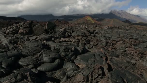 Bevroren lava stromen die voortvloeien uit de uitbarsting platte Tolbatsjik in 2012 stock footage video — Stockvideo