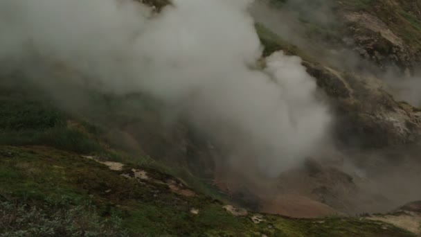 火山喷发的间歇泉大中的间歇泉山谷素材视频 — 图库视频影像