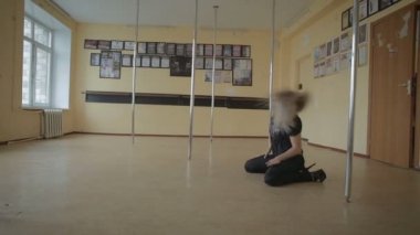 Güzel genç kız Pole dance studio stok görüntüleri video
