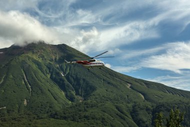 Volkan Priemysh zemin karşı turist helikopter. Güney Kamçatka doğa parkı.