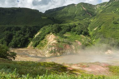 Alüvyonlu düz Geysers Vadisi gölde Geysernoye kurutma.