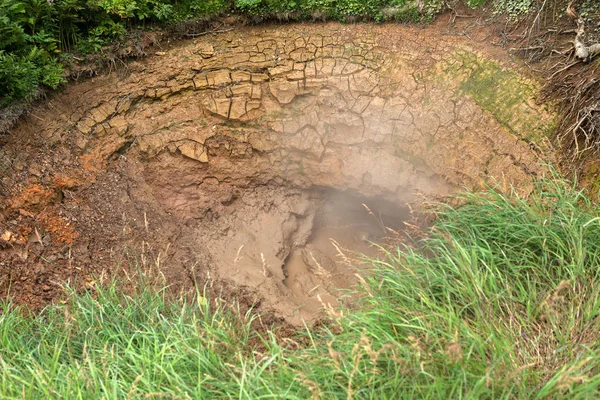 Opasnyy επικίνδυνες Mudpot στην κοιλάδα των Geysers. — Φωτογραφία Αρχείου
