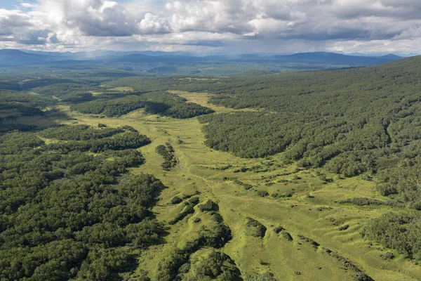 Riserva Naturale di Kronotsky sulla penisola di Kamchatka. Vista dall'elicottero . — Foto Stock