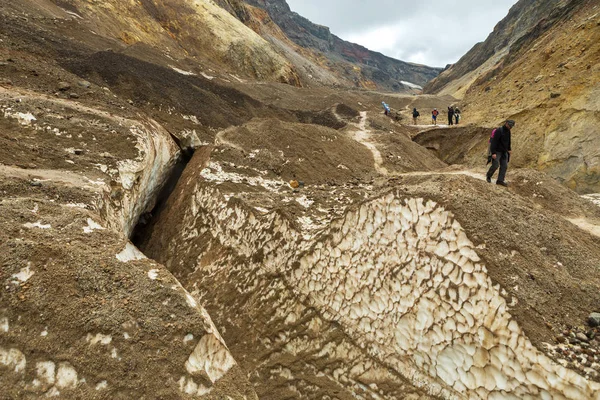 Escalada para o vulcão ativo Mutnovsky em Kamchatka . — Fotografia de Stock