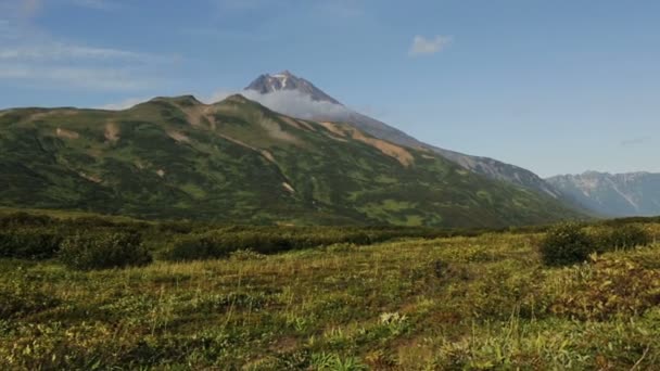 Gyönyörű kilátás nyílik a hegyekre, a területen Vilyuchinsky vulkán stock footage videóinak — Stock videók