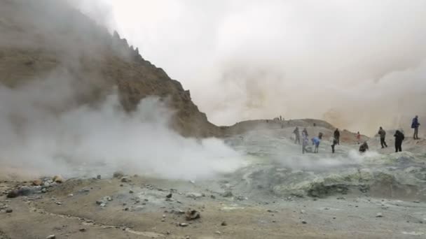 Escalada para o vulcão ativo Mutnovsky em Kamchatka imagens de vídeo — Vídeo de Stock