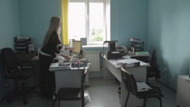 Güzel genç iş kadını office stok görüntüleri video, jimnastik egzersiz yapıyor