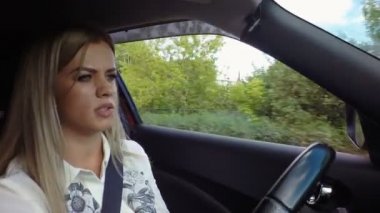 Güzel genç sarışın bir kadın araba stok görüntüleri video sürücüleri