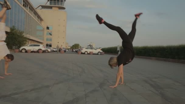 Chica y los hombres bailando tira de plástico en material de archivo de la calle video — Vídeos de Stock