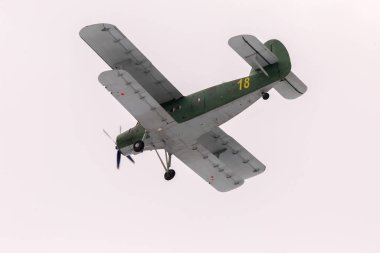 Uçak AN-2 katılımcı hava gösterisi.
