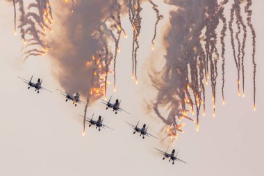 Uçak Sukhoi Su-27 Rusya Askeri Hava Kuvvetleri akrobasi bir Airshow Rus Knights, gerçekleştirmek