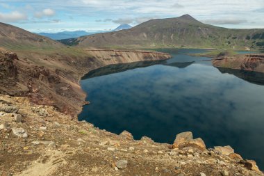 Caldera 'daki Ksudach volkanı. Güney Kamçatka Doğa Parkı.