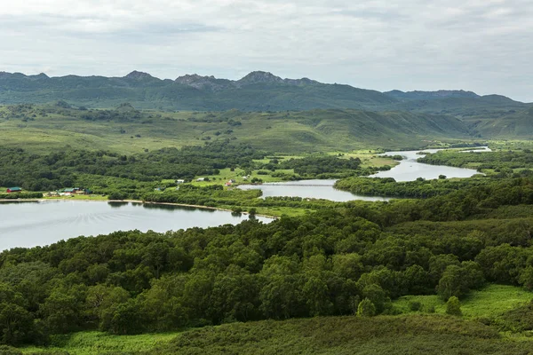 Lac Kurile et la source de la rivière Ozernaya. Parc naturel du Kamchatka-Sud . — Photo