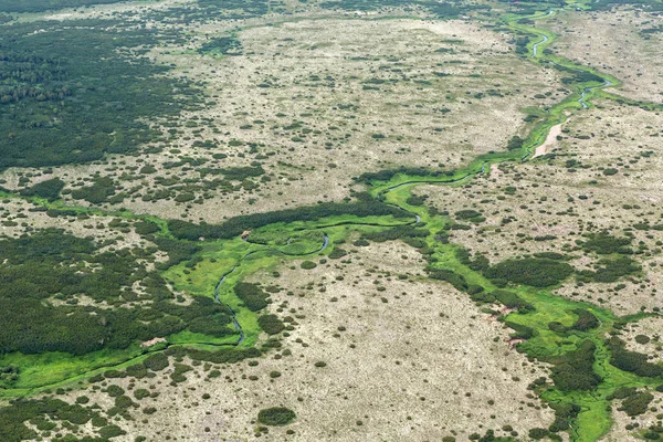 Образец извилистой реки. Южно-Камчатский природный парк . — стоковое фото