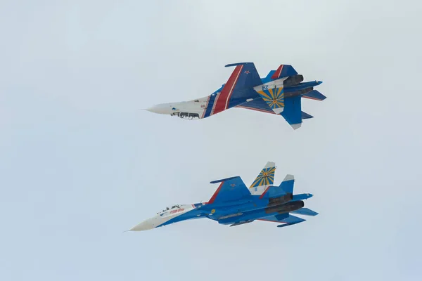 Fighter Sukhoi Su-27 show aerobatics на авіашоу Russian Knights. — стокове фото