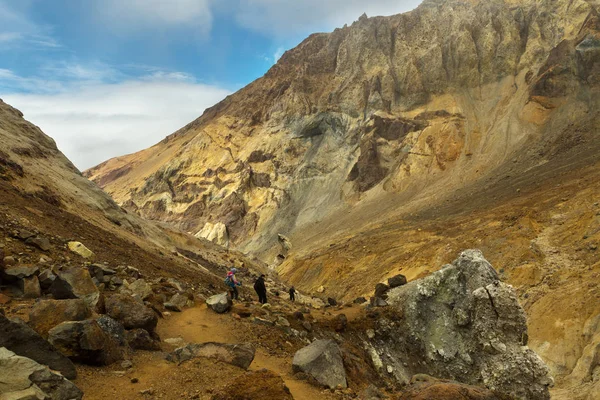 Hegymászás aktív vulkán Mutnovsky Kamcsatka. — Stock Fotó